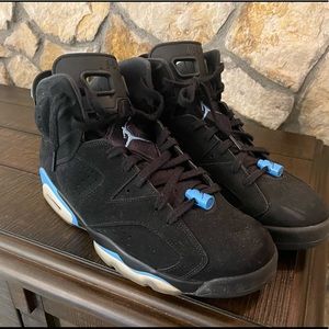 Jordan retro 6 black University blue. Size 11.5